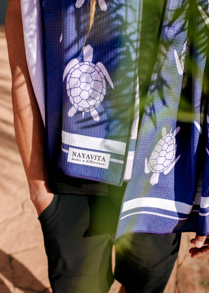 NAYAVITA Turtles sand-free beach towel man detail