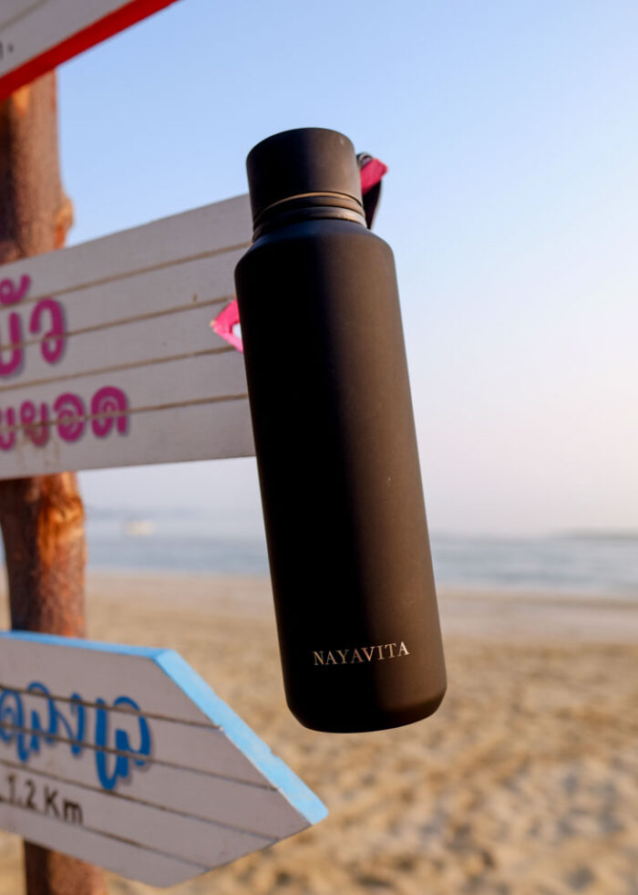 NAYAVITA Gesunde Trinkflasche aus Edelstahl schwarze gesunde edelstahl Trinkflasche Sport Trinkflasche Vakuumisolierte Reise Trinkflasche Isolierflasche Grosse Trinkflasche Thermoflasche Wasserflasche vom Edelstahl auslaufsicherer Deckel Silikon Griff