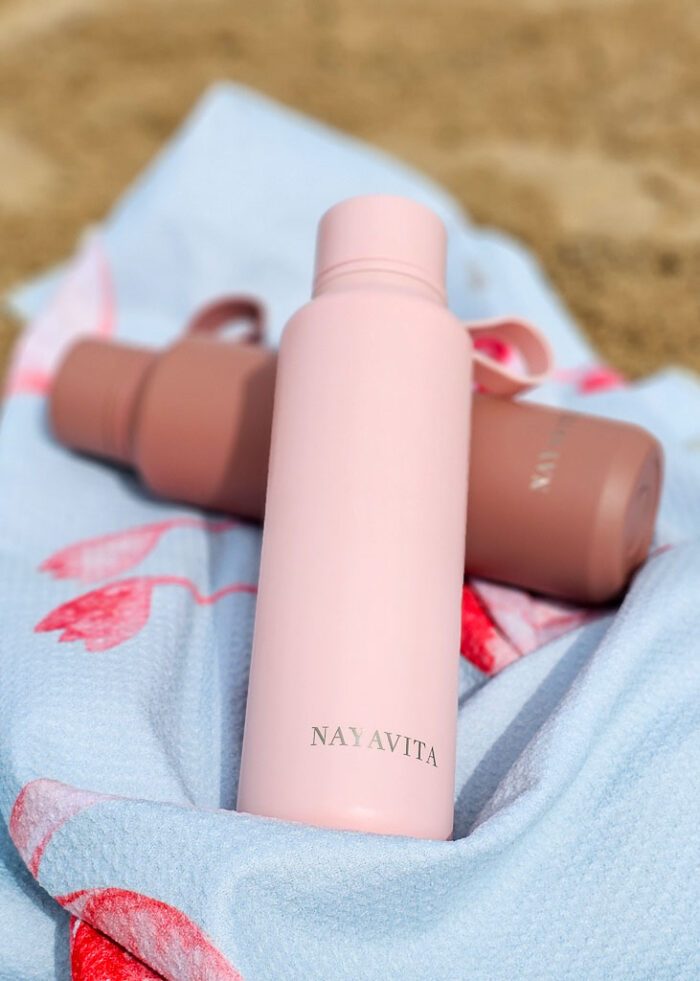 NAYAVITA termo láhve pink a terracotta na pláži na plážové osušce